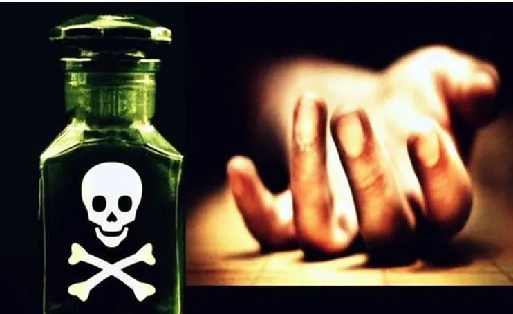 आंध्र प्रदेश में एक ही परिवार के चार लोगों ने की खुदकुशी, पति-पत्नी दो बेटियों ने जहर खाकर दी जान आंध्र प्रदेश में एक ही परिवार के चार लोगों ने की खुदकुशी, पति-पत्नी दो बेटियों ने जहर खाकर दी जान