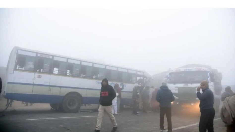 कोहरे की वजह से हुई सड़क दुर्घटनाओं में छह लोगों की मौत, 12 घायल कोहरे की वजह से हुई सड़क दुर्घटनाओं में छह लोगों की मौत, 12 घायल