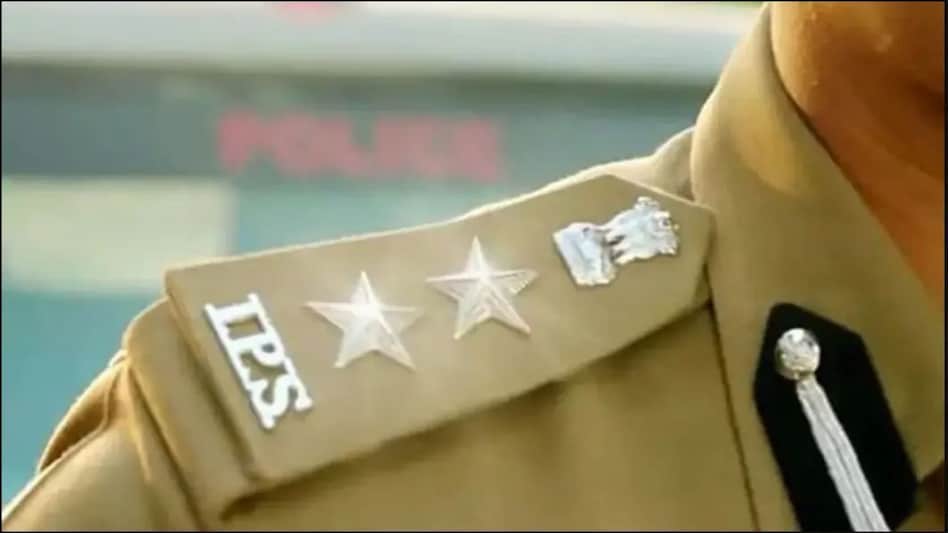 यूपी में सात IPS अफसरों के तबादले, कानपुर में विवादों से घिरे IPS डॉ. आरके स्वर्णकार हटाए गए यूपी में सात IPS अफसरों के तबादले, कानपुर में विवादों से घिरे IPS डॉ. आरके स्वर्णकार हटाए गए