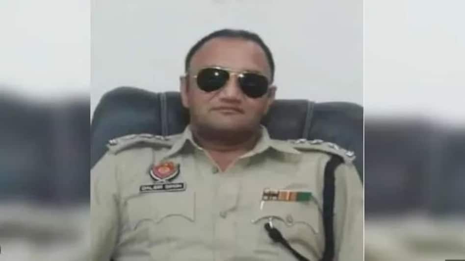 गोली मारकर की गई DSP की हत्या, सर्विस रिवॉल्वर भी लापता, कहीं हत्या की ये वजह तो नहीं गोली मारकर की गई DSP की हत्या, सर्विस रिवॉल्वर भी लापता, कहीं हत्या की ये वजह तो नहीं