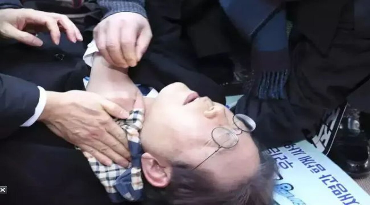 प्रेस कॉन्फ्रेंस में विपक्ष के नेता की गर्दन पर मार दिया चाकू, पकड़ा गया हमलावर दक्षिण कोरिया के विपक्ष के नेता जे ली म्युंग पर जानलेवा हमला हुआ