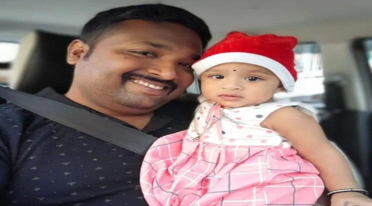 स्कूल बस ने 2 साल की मासूम को कुचला, मौके पर मौत, पापा-दादी के साथ बड़े भाई को बस में छोड़ने आई थी Telangana : अपने पिता के साथ वो मासूम बच्ची, जिसकी मौत हो गई