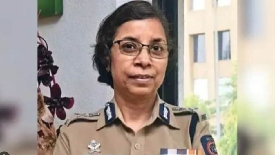 आईपीएस रश्मि शुक्ला महाराष्ट्र की पहली महिला डीजीपी बनीं, फोन टैपिंग के लगे थे आरोप आईपीएस रश्मि शुक्ला महाराष्ट्र की पहली महिला डीजीपी बनीं, फोन टैपिंग के लगे थे आरोप