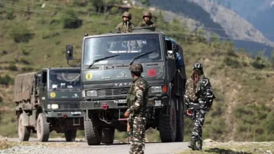 शोपियां में घिर गए लश्कर के आतंकी, ऑपरेशन जारी, सुरक्षा बल ने इलाका घेरा शोपियां में घिर गए लश्कर के आतंकी, ऑपरेशन जारी, सुरक्षा बल ने इलाका घेरा