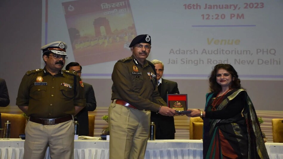 खाकी की वो तस्वीर जो आपका दिल जीत ले; दिल्ली पुलिस के पॉडकास्ट 'किस्सा खाकी का' ने पूरे किए 100 एपिसोड खाकी की वो तस्वीर जो आपका दिल जीत ले; दिल्ली पुलिस के पॉडकास्ट 'किस्सा खाकी का' ने पूरे किए 100 एपि...