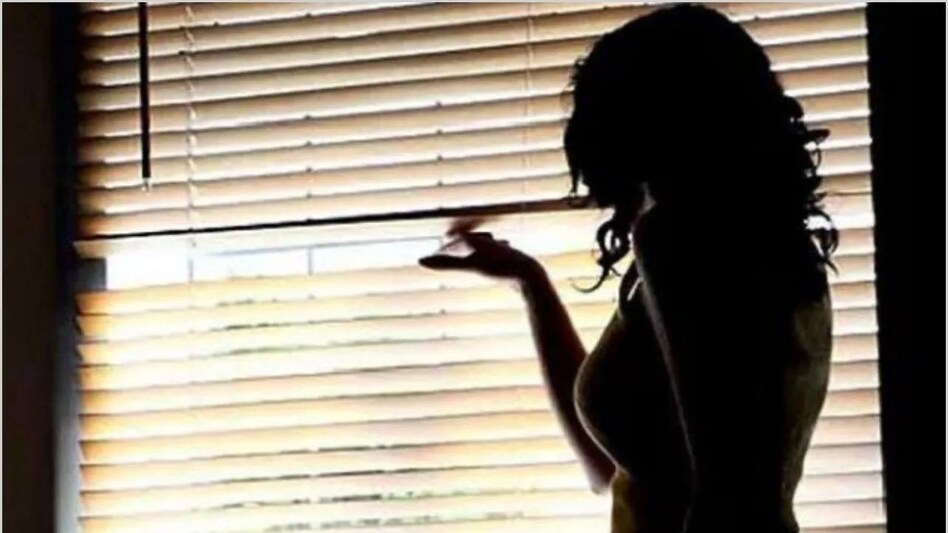 बेडरूम, हुस्न और ब्लैकमेलिंग का जाल, बरेली में हनी ट्रैप गैंग का खुलासा, ये लड़कियाँ ऐसा जाल बिछाती हैं कि शिकार बच ना पाये! बेडरूम, हुस्न और ब्लैकमेलिंग का जाल, बरेली में हनी ट्रैप गैंग का खुलासा, ये लड़कियाँ ऐसा जाल बिछाती...