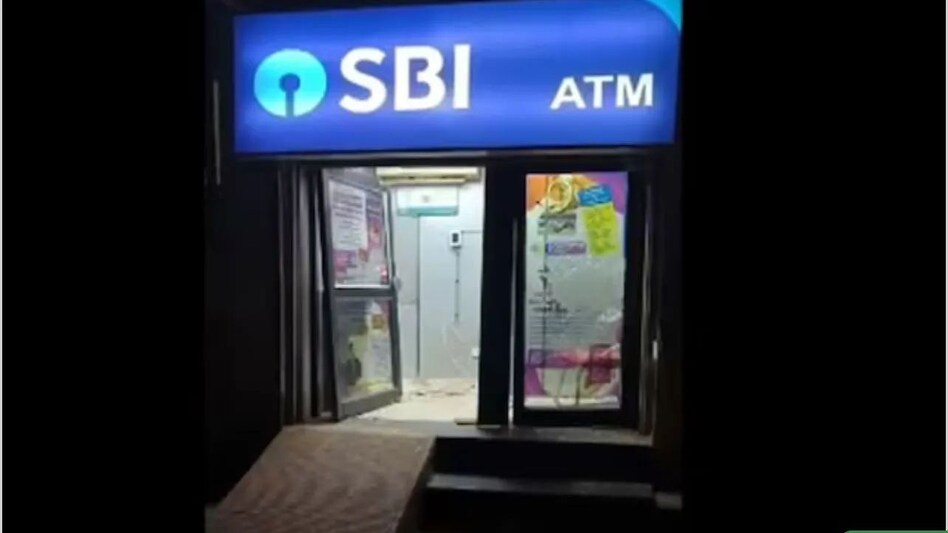 आगरा में बड़ी लूट, 30 लाख रुपए से भरा एसबीआई का एटीएम उखाड़ ले गए बदमाश आगरा में बड़ी लूट, 30 लाख रुपए से भरा एसबीआई का एटीएम उखाड़ ले गए बदमाश