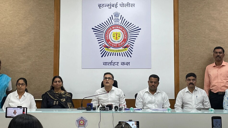 Mumbai: इंस्टाग्राम से हुई 4.50 करोड़ की ठगी, रकम 26 बैंकों के 71 अकाउंट्स में ट्रांसफर, पुलिस ने 48 घंटे में पैसे वापस दिलवा दिया Mumbai: इंस्टाग्राम से हुई 4.50 करोड़ की ठगी, रकम 26 बैंकों के 71 अकाउंट्स में ट्रांसफर, पुलिस ने 4...