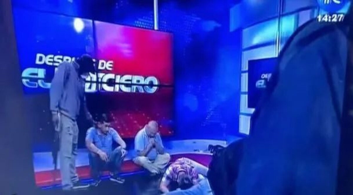 टीवी स्टूडियो में LIVE गुंडागर्दी, एंकर के सिर पर तान दी पिस्तौल, कर दिया फायर, वायरल है वीडियो इक्वाडोर के एक स्टूडियो में बदमाश लाइव फायरिंग करते दिखे