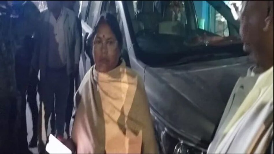 Jharkhand: भाजपा विधायक पुष्पा देवी की गाड़ी पर हमले के मामले में 13 गिरफ्तार; 40 के खिलाफ मामला दर्ज Jharkhand: भाजपा विधायक पुष्पा देवी की गाड़ी पर हमले के मामले में 13 गिरफ्तार; 40 के खिलाफ मामला दर...