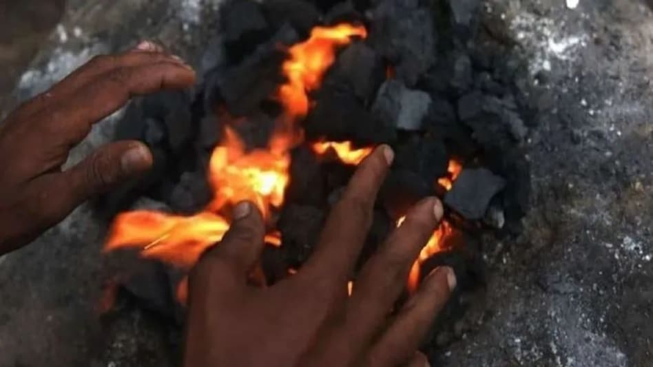 दिल्ली में जलती अंगीठी से निकली जहरीली गैस, पति पत्नी की मौत, दो महीने के बच्चे की बची जिंदगी दिल्ली में जलती अंगीठी से निकली जहरीली गैस, पति पत्नी की मौत, दो महीने के बच्चे की बची जिंदगी