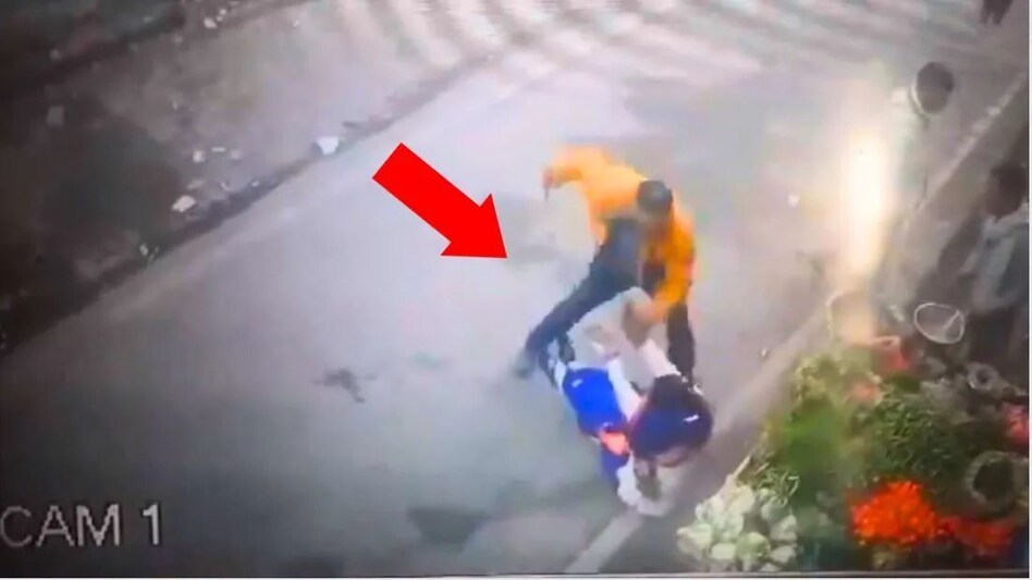 VIDEO: सिरफिरे पति ने 11 सेकेंड में पत्नी को 19 बार कैंची मारी, वीडियो सीसीटीवी में कैद VIDEO: सिरफिरे पति ने 11 सेकेंड में पत्नी को 19 बार कैंची मारी, वीडियो सीसीटीवी में कैद