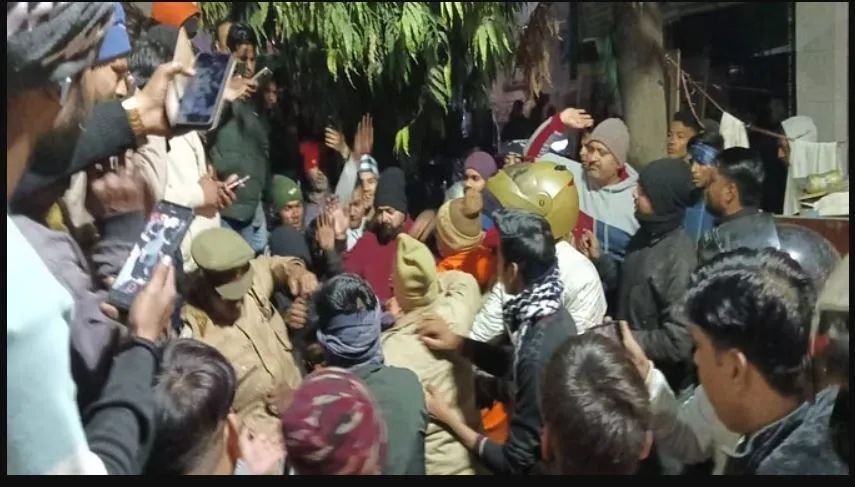 Agra Accident: सड़क पर बिछी थीं लाशें और वो बटोर रहे थे पैसे...शर्मसार कर देने वाला वीडियो हुआ वायरल Crime Tak