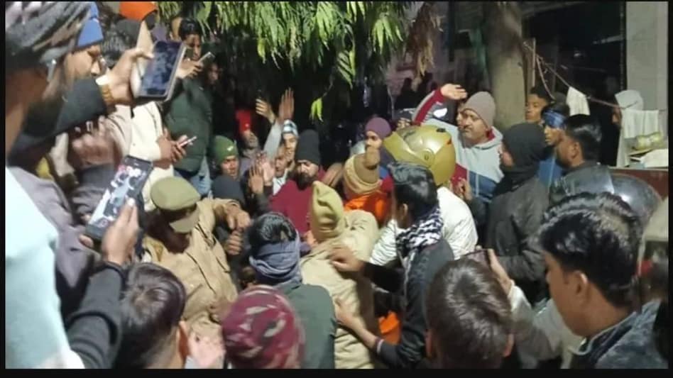 Agra Accident: सड़क पर बिछी थीं लाशें और वो बटोर रहे थे पैसे...शर्मसार कर देने वाला वीडियो हुआ वायरल Agra Accident: सड़क पर बिछी थीं लाशें और वो बटोर रहे थे पैसे...शर्मसार कर देने वाला वीडियो हुआ वायर...