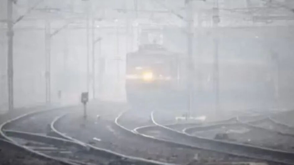 घने कोहरे में दर्दनाक हादसा, रेलवे क्रॉसिंग पार करते वक्त दो छात्रा ट्रेन की चपेट में आयीं, एक की मौत घने कोहरे में दर्दनाक हादसा, रेलवे क्रॉसिंग पार करते वक्त दो छात्रा ट्रेन की चपेट में आयीं, एक की म...