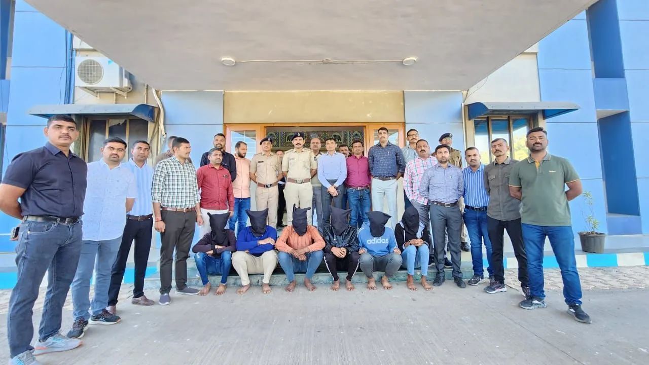 कच्छ में 2 करोड़ 13 लाख रुपयों से भरी एटीएम वैन ले भागे लुटेरे, लूट की फिल्मी अंदाज में रची साजिश, छह आरोपी गिरफ्तार कच्छ में 2 करोड़ 13 लाख रुपयों से भरी एटीएम वैन ले भागे लुटेरे, लूट की फिल्मी अंदाज में रची साजिश, ...