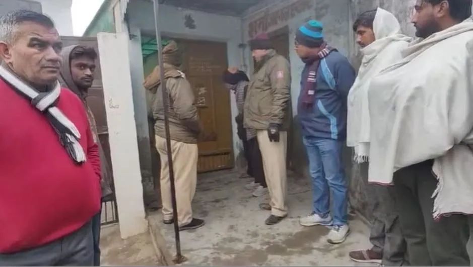 Delhi : भीषण ठंड से बचने के लिए घर में अंगीठी जला सो गए, सुबह पति-पत्नी व 2 बच्चे मुर्दा मिले Delhi : भीषण ठंड से बचने के लिए घर में अंगीठी जला सो गए, सुबह पति-पत्नी व 2 बच्चे मुर्दा मिले