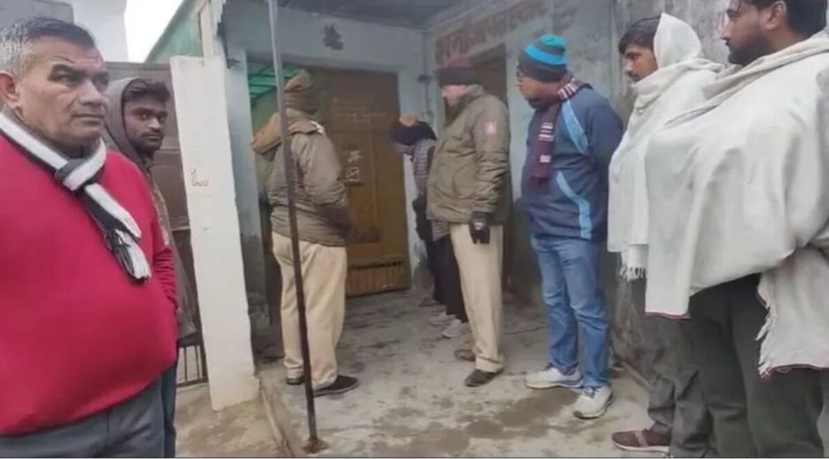 Delhi : भीषण ठंड से बचने के लिए घर में अंगीठी जला सो गए, सुबह पति-पत्नी व 2 बच्चे मुर्दा मिले delhi news