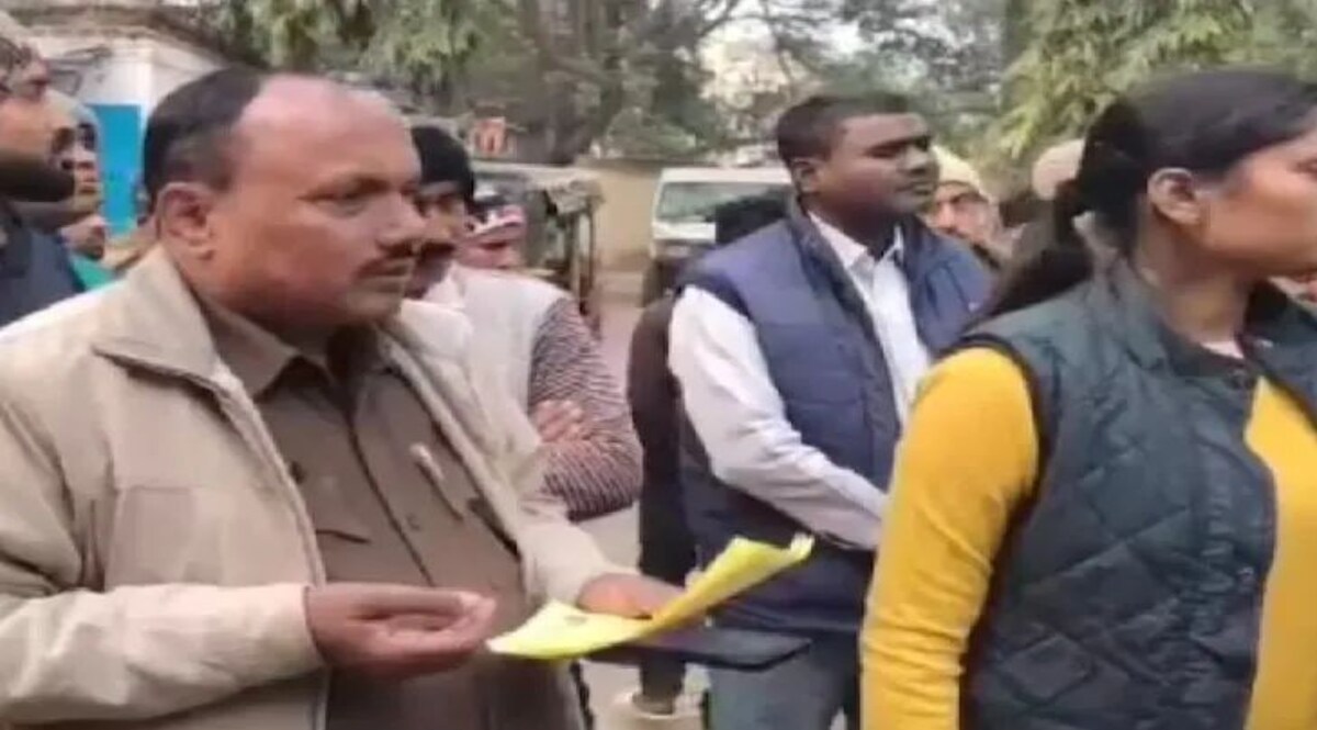 Bihar: कार पार्क करने को लेकर हुए झगड़े में चार लोगों की हत्या, पुलिस कर रही गहनता से मामले की जांच पुलिस मामले की जांच करती हुई