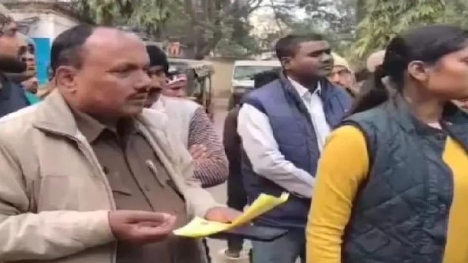 Bihar: कार पार्क करने को लेकर हुए झगड़े में चार लोगों की हत्या, पुलिस कर रही गहनता से मामले की जांच Bihar: कार पार्क करने को लेकर हुए झगड़े में चार लोगों की हत्या, पुलिस कर रही गहनता से मामले की जांच