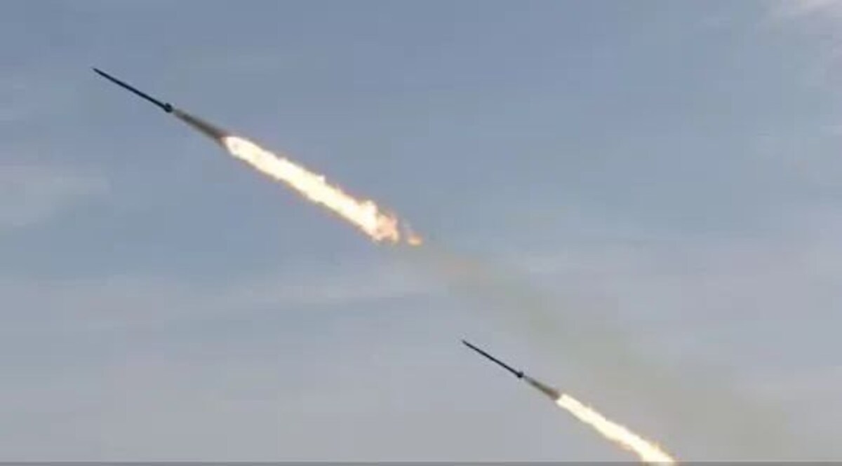 पाकिस्तान पर एयरस्ट्राइक, मिसाइल और ड्रोन से ताबड़तोड़ हमला पाकिस्तान पर ईरान ने मिसाइल और ड्रोन से सर्जिकल स्ट्राइक कर दी