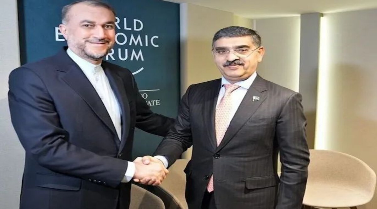 एक तरफ हो रही थी फोटोबाजी, दूसरी तरफ बलूचिस्तान में हो गई एयरस्ट्राइक! दावोस में हुई पाक के कार्यवाहक प्रधानमंत्री और ईरान के विदेश मंत्री की मुलाकात