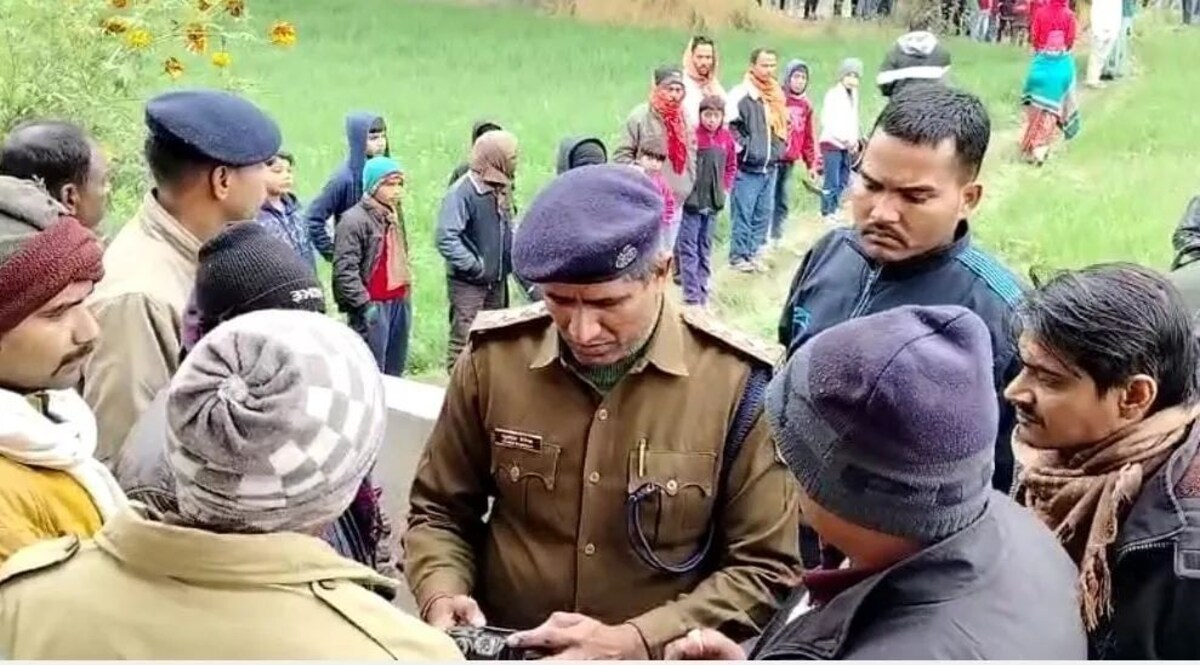 बिहार के बगहा में घर में घुसकर मां बेटी का कत्ल, घर के दरवाजे से रिसता खून देख मचा हड़कंप, शवों को एसिड से जलाया जांच में जुटी पुलिस