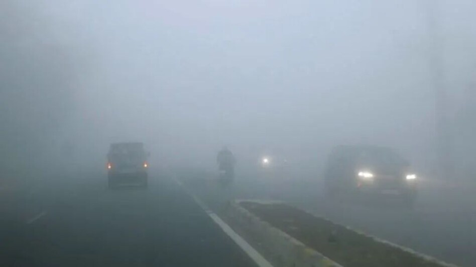 कोहरे में खौफनाक सड़क हादसा, पुलिसकर्मियों से भरी बस खड़े ट्रक में टकराई, तीन पुलिसकर्मियों की मौत कोहरे में खौफनाक सड़क हादसा, पुलिसकर्मियों से भरी बस खड़े ट्रक में टकराई, तीन पुलिसकर्मियों की मौत