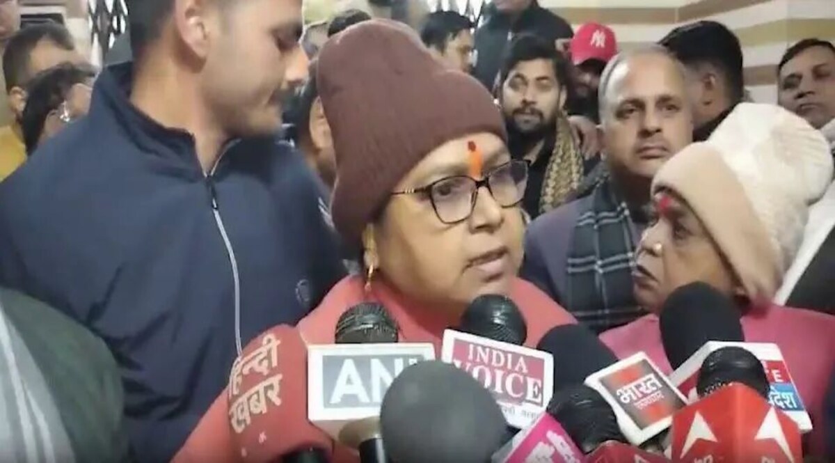अलीगढ़ : BJP विधायक हैं तो क्या हुआ? MLA को देख थाना प्रभारी ने नहीं किया सैल्यूट तो लाइन हाजिर Aligarh : BJP MLA विधायक मुक्ता संजीव राजा थाने में विरोध करते हुए