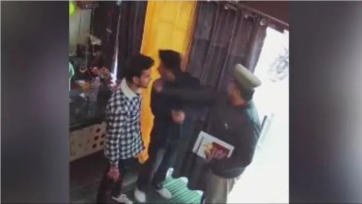 गाली देने वाले दारोगा नसीम की थप्पड़बाजी, पिज्जा रेस्टोरेंट में किया हंगामा, लड़कियां देखकर भागी हापुड़ में दारोगा ने रेस्टोरेंट पर छापा मारा और फिर काउंटर पर बैठे लड़के को मारा