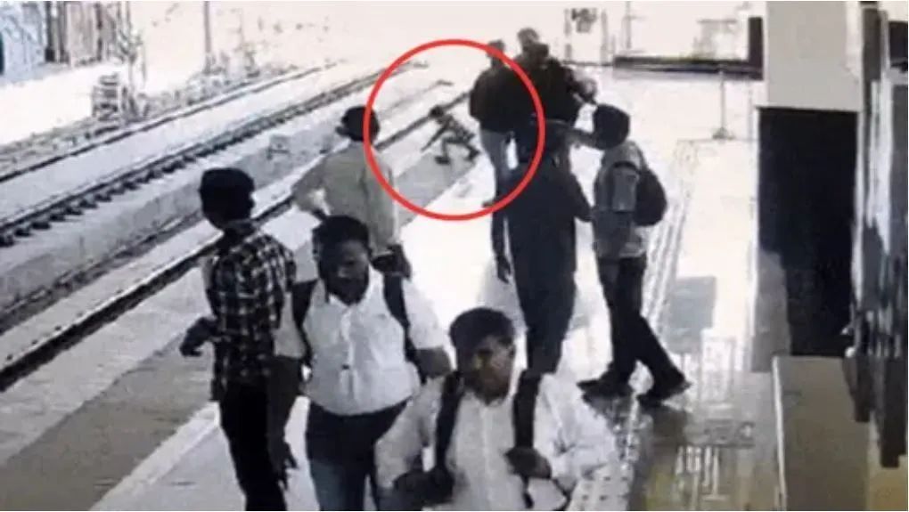 पटरी पर गिरा बच्चा, पास आ गई थी ट्रेन, तब भी बचाने को मां कूद गई, फिर हुआ ये? Crime Tak