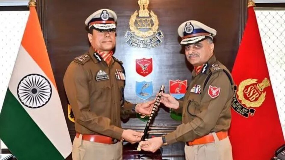 IPS अफसर दलजीत सिंह चौधरी बने SSB के नए महानिदेशक, 4 बार जीत चुके हैं पुलिस वीरता पदक IPS अफसर दलजीत सिंह चौधरी बने SSB के नए महानिदेशक, 4 बार जीत चुके हैं पुलिस वीरता पदक