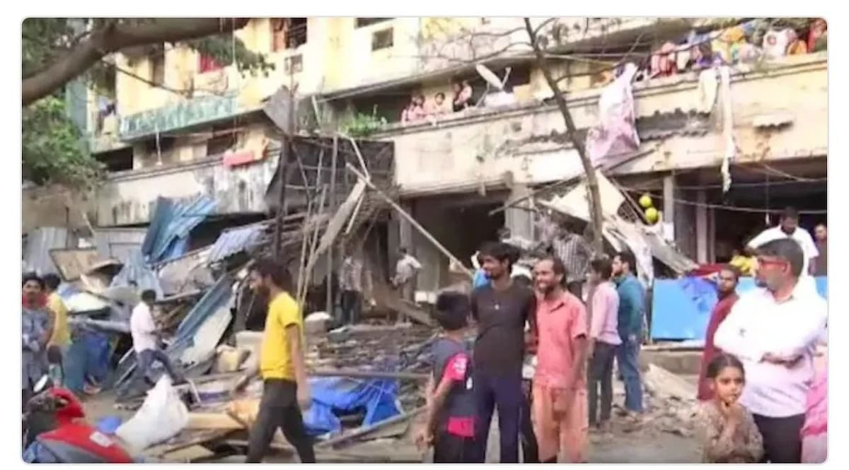 ठाणे में सांप्रदायिक झड़प, सरकार का एक्शन, नगर निकाय ने नया नगर में ‘‘अवैध’’ दुकानों पर बुलडोजर चलाया Photo
