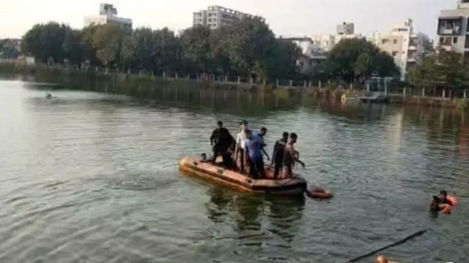 गुजरात नाव हादसा : ठेका लेने वाली कंपनी का पार्टनर ओडिशा से गिरफ्तार गुजरात नाव हादसा : ठेका लेने वाली कंपनी का पार्टनर ओडिशा से गिरफ्तार