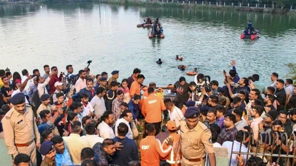 वडोदरा झील नौका दुर्घटना मामले में मुख्य आरोपी गिरफ्तार, 14 लोगों की हुई थी मौत, उठे थे कई सवाल वडोदरा झील नौका दुर्घटना मामले में मुख्य आरोपी गिरफ्तार, 14 लोगों की हुई थी मौत, उठे थे कई सवाल