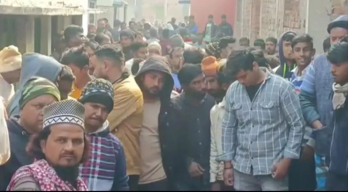 Dhanbad : पिता को सुबह का नाश्ता कराया फिर उन्हीं हाथों में कुल्हाड़ी ले काट डाला, बेटे जफर का खूनी खेल Dhanbad son murdered his father with an axe : घर के बाहर जुटी भीड़