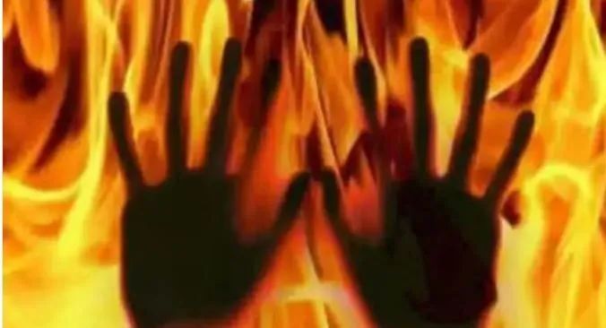 केरल के तिरुवनंतपुरम में बेटे ने मां को जिंदा जला कर मार डाला, खाने देने गए छोटे बेटे ने देखी जलती लाश, आरोपी गिरफ्तार केरल के तिरुवनंतपुरम में बेटे ने मां को जिंदा जला कर मार डाला, खाने देने गए छोटे बेटे ने देखी जलती ...