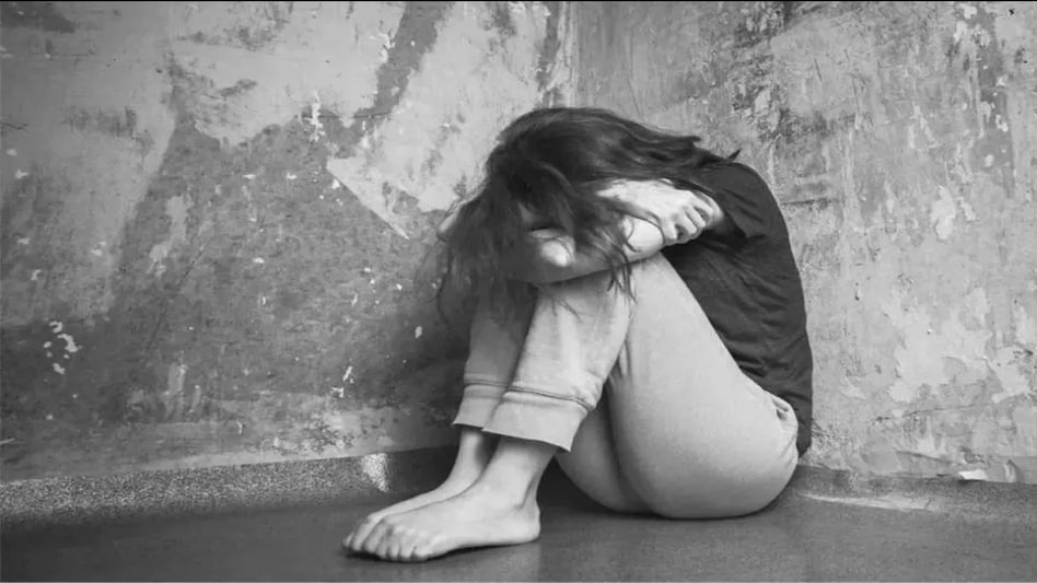 रेप के बाद मासूम रोते हुए बोली-चाचा ने कपड़े उतारे, रिश्ते में लगने वाले चाचा ने किया रेप रेप के बाद मासूम रोते हुए बोली-चाचा ने कपड़े उतारे, रिश्ते में लगने वाले चाचा ने किया रेप