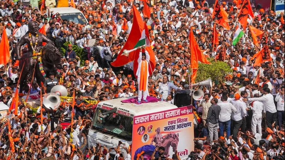 महाराष्ट्र में मराठा आरक्षण आंदोलन खत्म: जरांगे ने CM शिंदे के हाथ से जूस पीकर अनशन तोड़ा महाराष्ट्र में मराठा आरक्षण आंदोलन खत्म: जरांगे ने CM शिंदे के हाथ से जूस पीकर अनशन तोड़ा