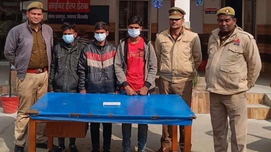 'राम मंदिर तोड़कर बाबरी बनाएंगे...', विवादित वीडियो पोस्ट करने वाले युवक को Bijnor पुलिस ने किया गिरफ्तार 'राम मंदिर तोड़कर बाबरी बनाएंगे...', विवादित वीडियो पोस्ट करने वाले युवक को Bijnor पुलिस ने किया गिर...