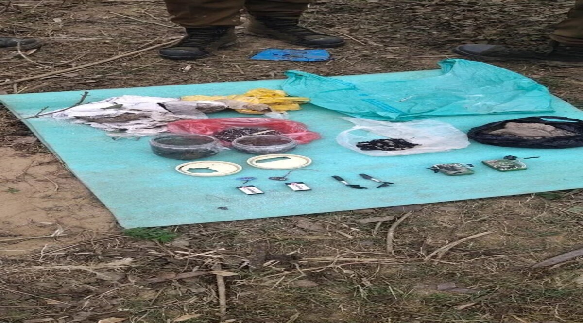 जम्मू-कश्मीर में कठुआ के सीमावर्ती इलाके में मिले विस्फोटकों को निष्क्रिय किया गया Jammu and Kashmir Bomb Defused