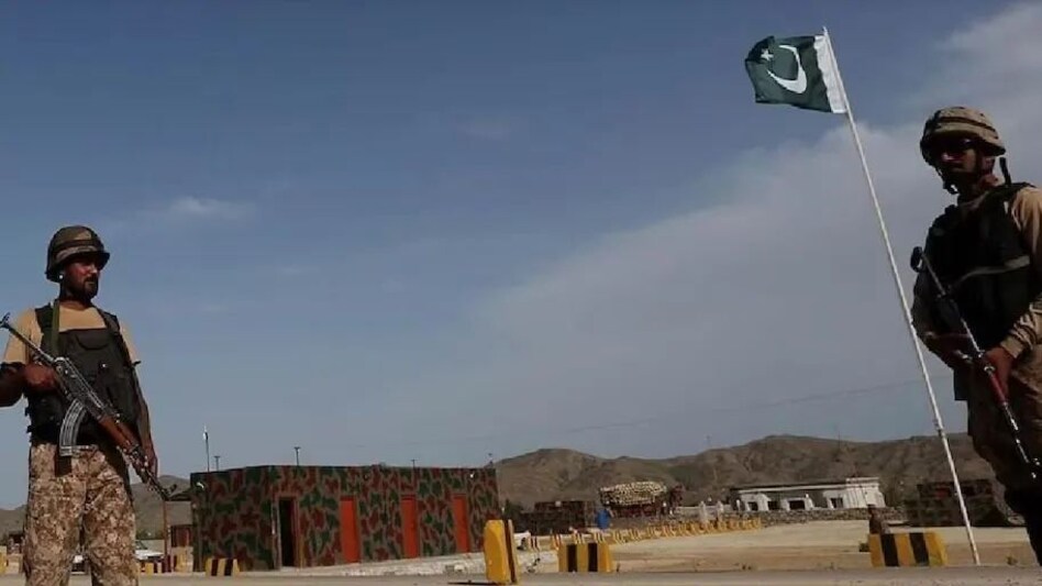 पाकिस्तान मे आतंकियों ने बरपाया कहर, बलूचिस्तान में बड़ा आतंकी हमला, 15 लोगों की मौत, 9 आतंकवादी ढेर पाकिस्तान मे आतंकियों ने बरपाया कहर, बलूचिस्तान में बड़ा आतंकी हमला, 15 लोगों की मौत, 9 आतंकवादी ढे...