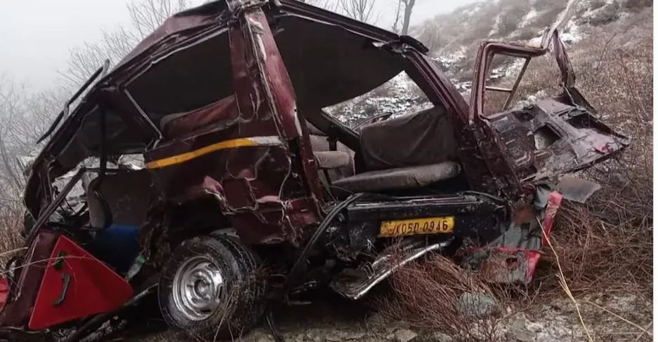 उरी में बड़ा हादसा, जम्मू कश्मीर के बारामूला में एक वाहन खाई में गिरा, सात यात्रियों की मौत, 8 लोग जख्मी उरी में बड़ा हादसा, जम्मू कश्मीर के बारामूला में एक वाहन खाई में गिरा, सात यात्रियों की मौत, 8 लोग ...