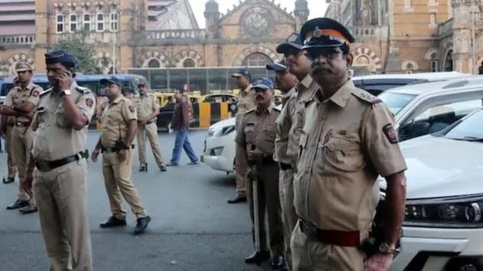 शहर में ‘बम रखे जाने’ की धमकी के बाद मुंबई पुलिस सतर्क शहर में ‘बम रखे जाने’ की धमकी के बाद मुंबई पुलिस सतर्क