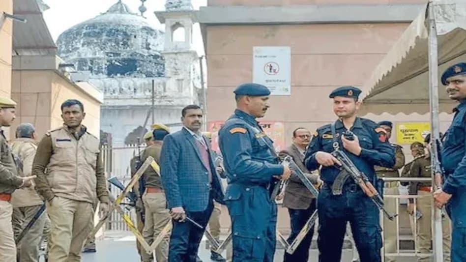 जुमे की नमाज को लेकर वाराणसी में हाई अलर्ट, चप्पे-चप्पे पर पुलिस तैनात जुमे की नमाज को लेकर वाराणसी में हाई अलर्ट, चप्पे-चप्पे पर पुलिस तैनात