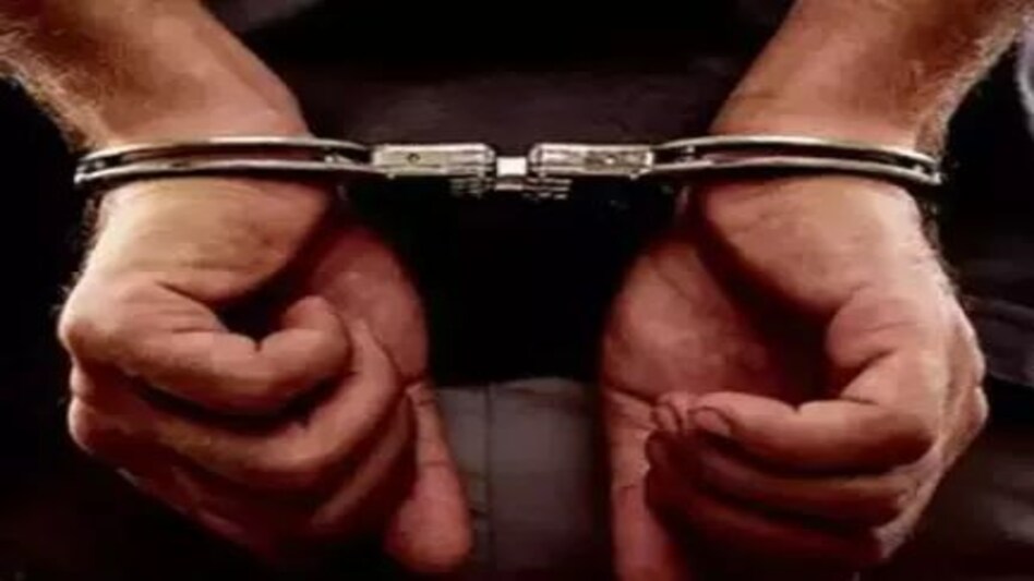 12 साल से थी नज़रबंद , तीन ताले तोड़कर पुलिस ने छुड़ाया, पति को थी ये भयंकर बीमारी 12 साल से थी नज़रबंद , तीन ताले तोड़कर पुलिस ने छुड़ाया, पति को थी ये भयंकर बीमारी