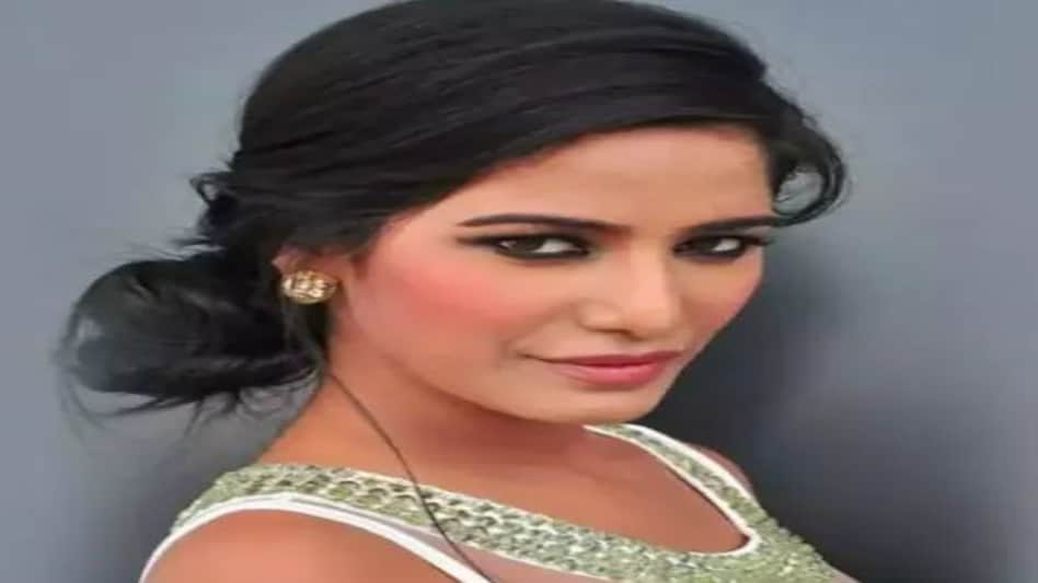Poonam Pandey Passes Away: पूनम का था विवादों से पुराना नाता, 12 दिन चला था रिश्ता, कपड़े उतारने की बात से हुई थी फेमस! Poonam Pandey Passes Away: पूनम का था विवादों से पुराना नाता, 12 दिन चला था रिश्ता, कपड़े उतारने की...