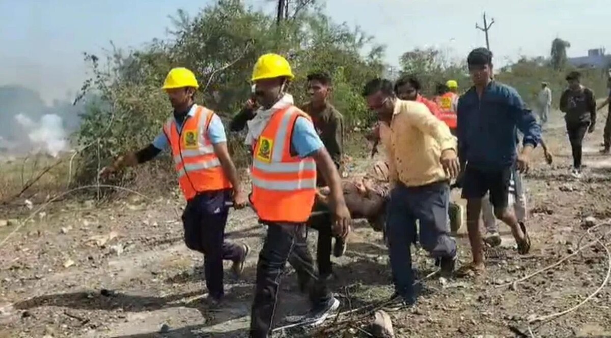 Harda Blast : हरदा में श्मशान जैसा मंजर, बारूद पर था शहर, धमाके से फैलीं लाशें, कराहते मिले लोग madhya pradesh Harda Blast pics