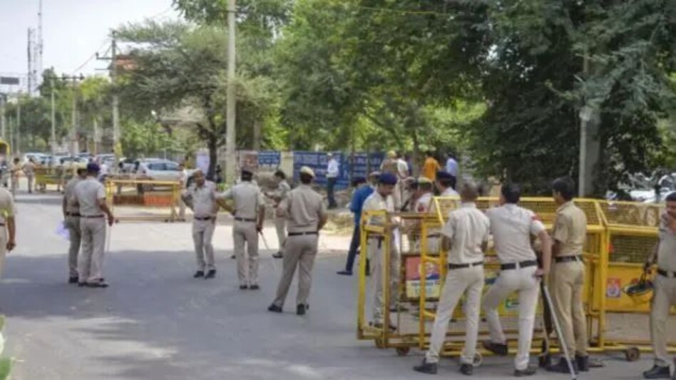 किसान का 'दिल्ली मार्च', संसद का होगा घेराव, Noida और Greater Noida में धारा 144, हेल्पलाइन नंबर जारी किसान का 'दिल्ली मार्च', संसद का होगा घेराव, Noida और Greater Noida में धारा 144, हेल्पलाइन नंबर ज...