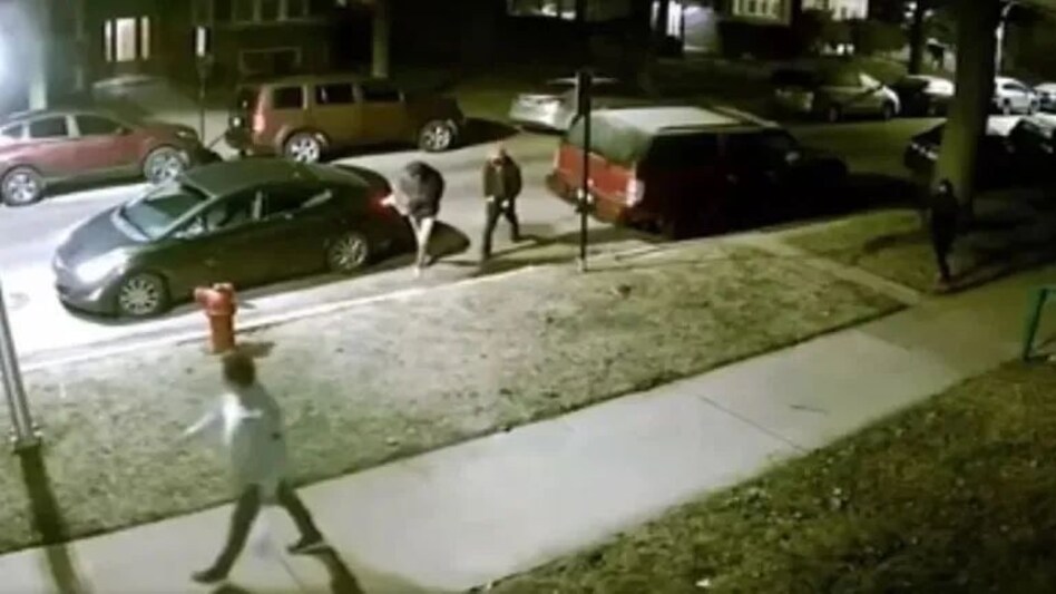 शिकागो में भारतीय छात्र पर फिर हुआ जानलेवा हमला, वीडियो से मची सनसनी शिकागो में भारतीय छात्र पर फिर हुआ जानलेवा हमला, वीडियो से मची सनसनी